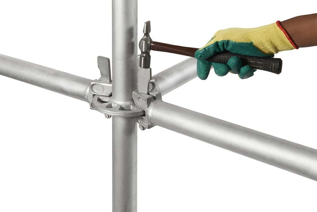 assembling ringlock scaffolding3